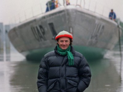 Jean-Louis Étienne pose devant son nouveau bateau avant une nouvelle expédition en Antarctique, à Villeneuve-la-Garenne, le 22 avril 1989 - JEAN-LOUP GAUTREAU [AFP/Archives]