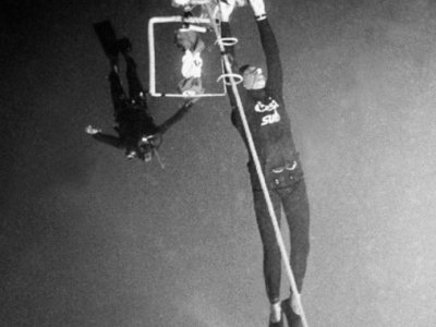 Jacques Mayol durant une plongée à -105 m, à Marseille, le 30 novembre 1983 - GERARD FOUET [AFP/Archives]