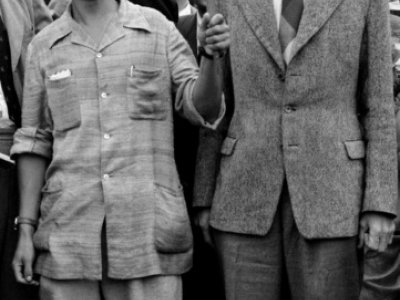 Le Néo-zélandais Edmund Hillary (d), et le Népalais Tenzing Norgay à leur descente d'avion à l'aéroport d'Heathrow, à Londres, le 3 juillet 1953 - [PA FILES/AFP/Archives]