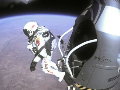 Le 15 octobre 2012, Felix Baumgartner, à bord d'une capsule accrochée à un ballon d'hélium dans le ciel de New Roswell, aux Etats-Unis, ouvre la porte et saute - HANDOUT [GETTY IMAGES NORTH AMERICA/AFP/Archives]