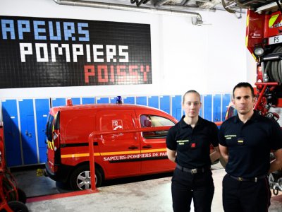 La caporal-cheffe Myriam Chudzinski (g) et l'adjudant-chef Jérôme Demay dans leur casern, deux jours après l'incendie de la cathédrale Notre-Dame, le 17 avril 2019 à Paris - Martin BUREAU [AFP/Archives]