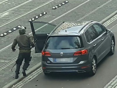Capture d'écran d'ATV-Studio Halle montrant un homme armé, suspecté d'être l'auteur d'une attaque contre la synagogue de Halle, le 9 octobre 2019 en Allemagne - Andreas Splett [ATV-Studio Halle/AFP]