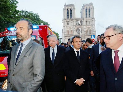 Le Premier ministre Edouard Philippe (g) et le président Emmanuel Macron (2e d) se rendent sur le parvis de la cathédrale Notre-Dame dans la soirée du 15 avril 2019, à Paris - PHILIPPE WOJAZER [POOL/AFP/Archives]