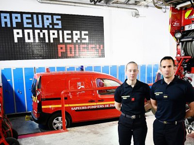 La caporal-cheffe Myriam Chudzinski (g) et l'adjudant-chef Jérôme Demay dans leur casern, deux jours après l'incendie de la cathédrale Notre-Dame, le 17 avril 2019 à Paris - Martin BUREAU [AFP/Archives]