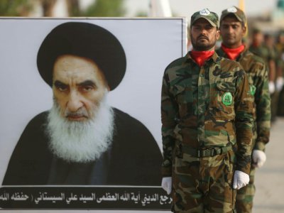 Des miliciens irakiens du groupe Liwa al-Toufouf photographiés près d'un portrait du grand ayatollah Ali Sistani, plus grande autorité chiite d'Irak, à Kerbala le 30 août 2019 - [AFP/Archives]