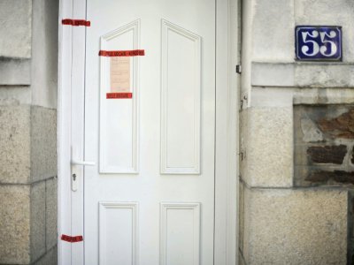 Photo prise le 23 avril 2011 à Nantes de scellés apposés sur la porte d'entrée du domicile de Xavier Dupont de Ligonnès, soupçonné d'avoir tué sa femme et ses quatre enfants en 2011 - JEAN-SEBASTIEN EVRARD [AFP/Archives]