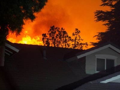 L'incendie Saddleridge Fire menace une habitation au nord de Los Angeles le 11 octobre 2019 - DAVID MCNEW [AFP]