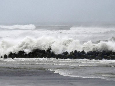 L'océan Pacifique déchaîné à Hamamatsu, au sud-ouest de Tokyo, à l'approche du typhon Hagibis le 12 octobre 2019 - Anne-Christine POUJOULAT [AFP]