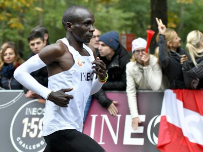 Le Kényan Eliud Kipchoge devient le premier homme à passer sous la barre mythique des 2 heures au marathon, le 12 octobre 2019 à Vienne - HERBERT NEUBAUER [APA/AFP]
