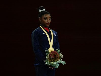 L'Américaine Simone Biles, nouvelle médaille d'or autour du coup (saut) lors des Mondiaux de Stuttgart, le 12 octobre 2019 - Lionel BONAVENTURE [AFP]