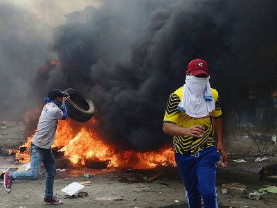 Des manifestants mettent le feu à des pneus, le 12 octobre 2019 à Quito. - Martin BERNETTI [AFP]