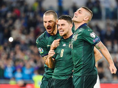 La joie des Italiens Leonardo Bonucci (g) et Marco Verratti après le penalty réussi par  Jorginho (c) contre la Grèce, le 12 octobre 2019 à Rome - Alberto PIZZOLI [AFP]