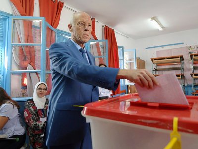 Le candidat à la présidentielle Kais Saied, un indépendant, vote lors des législatives du 6 octobre 2019 à Tunis - Fethi Belaid [AFP/Archives]