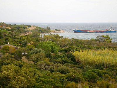 Le cargo de 90 m "Rhodanus" sous pavillon Antigue-et-Barbude échoué sur des rochers dans la réserve naturelle de Bonifacio, le 13 octobre 2019 - PASCAL POCHARD-CASABIANCA [AFP]