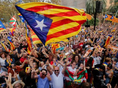Des séparatistes catalans expriment leur joie après l'éphémère déclaration d'indépendance par le parlement régional, le 27 octobre 2019 - PAU BARRENA [AFP/Archives]