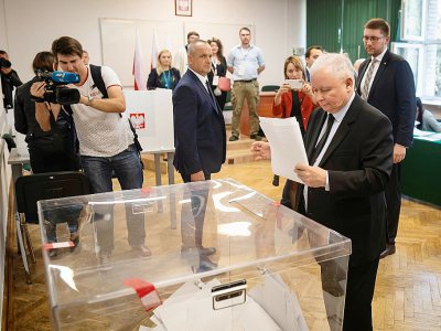 Le leader du Parti du droit et de la justice (Pis) Jaroslaw Kaczynski vote aux législatives polonaises à Varsovie, le 13 octobre 2019 - Wojtek RADWANSKI [AFP]