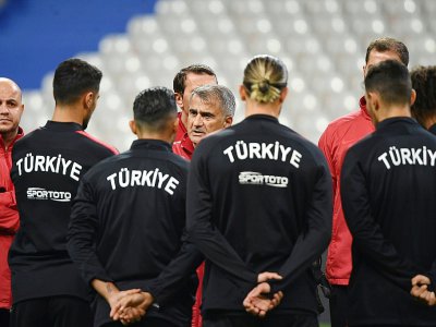 Le sélectionneur de l'équipe de Turquie Senol Günes (c) parle à ses joueurs lors d'une séance d'entraînement au Stade de France, le 13 octobre 2019 - Lucas BARIOULET [AFP]