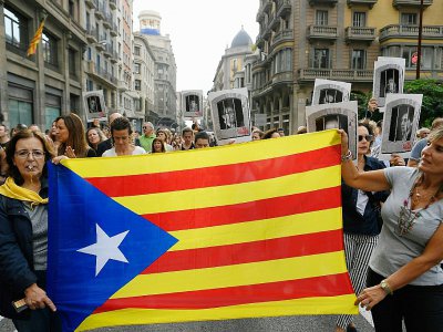 Des manifestants  défilent avec le drapeau des indépendantistes catalans le 14 octobre 2019 à Barcelone - LLUIS GENE [AFP]