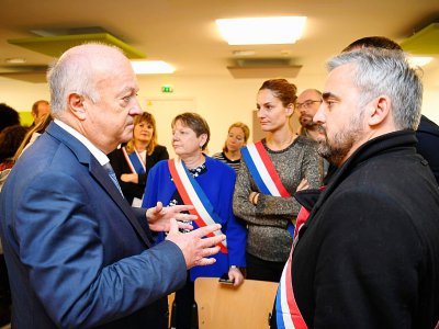 Le maire de Langouët, Daniel Cueff (G), parle avec le député LFI Alexis Corbière (D), le 14 octobre 2019 à Rennes - Damien MEYER [AFP]