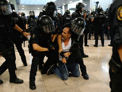 La police arrête un manifestant à l'aéroport El Prat de Barcelone, le 14 octobre 2019. - Josep LAGO [AFP]