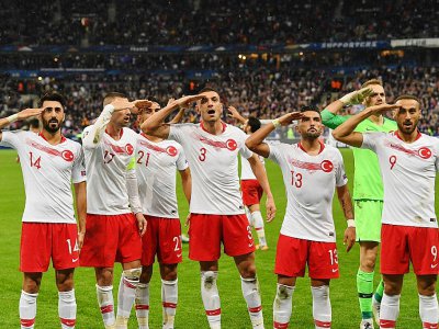 Les joueurs turcs saluent leurs supporters après le match nul obtenu face à la France, le 14 octobre 2019 au Stade de France - Alain JOCARD [AFP]