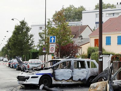 Le véhicule de police incendié à Viry-Chatillon (Essonne), le 8 octobre 2016 - Thomas SAMSON [AFP/Archives]