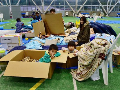 Une famille dans un refuge de Nagano (centre du Japon) après le passage du typhon Hagibis, le 14 octobre 2019 - Kazuhiro NOGI [AFP]
