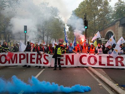 Des milliers de pompiers professionnels défilent à Paris pour dénoncer le manque d'effectifs et de reconnaissance de leur profession, le 15 octobre 2019 - - [AFP]