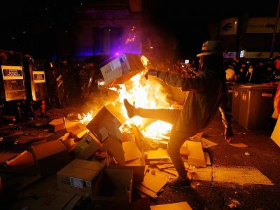 Des manifestants incendient des cartons dans le centre de Barcelone le 15 octobre 2019 - Pau Barrena [AFP]