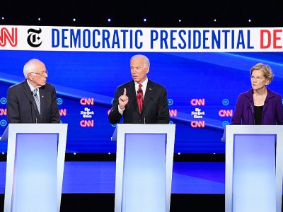 Bernie Sanders (G), Joe Biden et Elizabeth Warren (D) lors d'un débat pour l'élection américaine de 2020, à Westerville dans l'Ohio, le 15 octobre 2019 - SAUL LOEB [AFP]