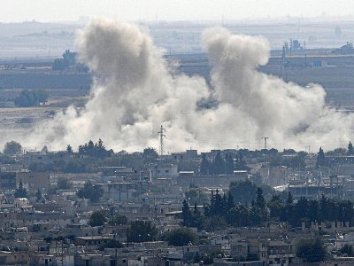 De la fumée s'élève depuis la ville syrienne de Ras al-Aïn, vue de la frontière turque à Ceylanpinar le 15 octobre 2019 - Ozan KOSE [AFP]