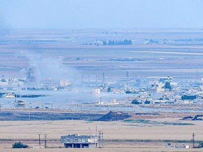 Photo prise le 15 octobre 2019 depuis le côté turc de la frontière à Ceylanpinar montrant de la fumée s'élevant de la ville syrienne de Ras al-Aïn - Ozan KOSE [AFP]