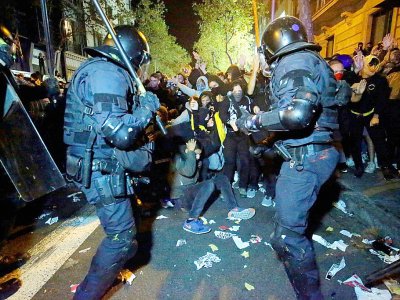 Heurts entre manifestants et forces de police après la condamnation des dirigeants indépendantistes, le 15 octobre 2019 à Barcelone - Pau Barrena [AFP]