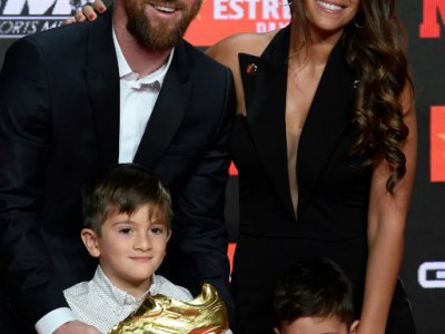 Le capitaine du Barça Lionel Messi pose avec sa femme et ses enfants après avoir obtenu son son sixième Soulier d'or européen, le 16 octobre 2019 à Barcelone - Josep LAGO [AFP]