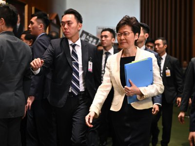La cheffe de l'exécutif Carrie Lam, empêchée de prononcer son allucation par des parlementaires pro-démocratie, quitte le Parlement, le 17 octobre 2019 à Hong Kong - Philip FONG [AFP]
