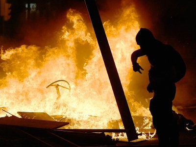 Barricades en flammes pendant une manifestation indépendantiste à Barcelone le 16 octobre 2019 - LLUIS GENE [AFP]