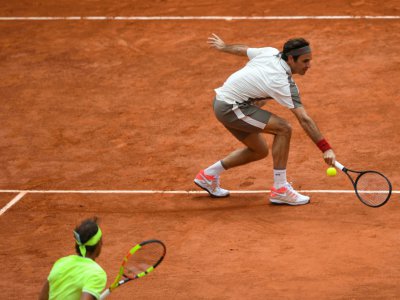 Le Suisse Roger Federer face à l'Espagnol Rafael Nadal en demi-finales à Roland-Garros, le 7 juin 2019 - Christophe ARCHAMBAULT [AFP/Archives]