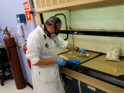 Un chimiste analyse des poudres contenant du fentanyl dans le laboratoire de la Drug Enforcement Administration (DEA) à New York, le 8 octobre 2019 - Don Emmert [AFP]