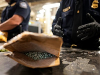 Un paquet rempli de pilules estampillées "oxycodone" découvert au centre de tri postal de l'aéroport John F. Kennedy, le 24 juin 2019à New York - Johannes EISELE [AFP]