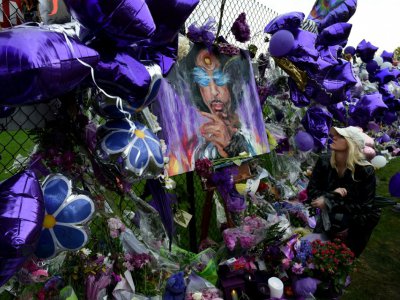 Un mémorial improvisé en hommage au musicien Prince, le 24 avril 2016 près de Minneapolis, après sa mort due à un médicament opiacé contrefait, contenant du fentanyl - Mark Ralston [AFP/Archives]