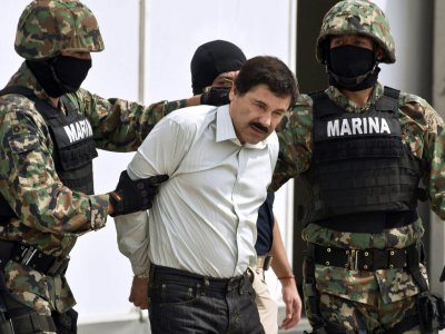 Le narcotrafiquant Joaquin Guzman alias "El Chapo" (c) est présenté à la presse, le 22 février 2014 à Mexico - RONALDO SCHEMIDT [AFP/Archives]
