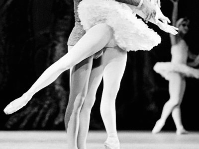 La danseuse cubaine Alicia Alonso (d) et le danseur russe Azari Plisetski dans le "Lac des Cygnes" au Théâtre des Champs-Elysées, le 1er décembre 1970 à Paris - - [AFP/Archives]