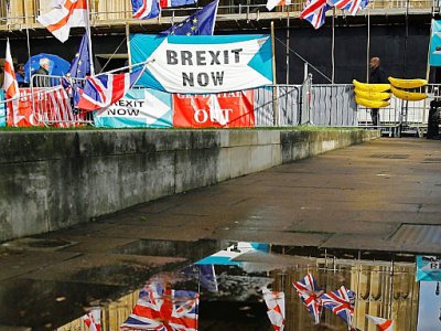 Banderoles pro-brexit et drapeaux britanniques devant le Parlement à Londres, le 17 octobre 2019 - Tolga AKMEN [AFP]