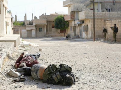 La semaine de combats entre l'armée turque et les Kurdes en Syrie a fait plus de 500 morts et au moins 200.000 déplacés. Ici à  Ras al-Aïn, le 17 octobre 2019 - Nazeer Al-khatib [AFP]
