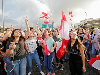 Des femmes manifestent contre le gouvernement dans le centre de Beyrouth, le 18 octobre 2019 - ANWAR AMRO [AFP]