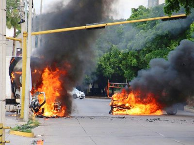 Des véhicules brûlent dans les rues de Culiacan, dans l'état du Sinaloa au Mexique, le 17 octobre 2019 - STR [AFP]