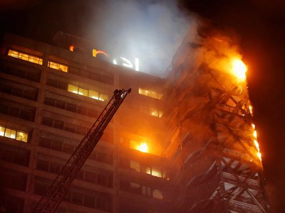 Le bâtiment de la compagnie d'électricité Enel est en flammes à Santiago, le 18 octobre 2019 au Chili - JAVIER TORRES [AFP]