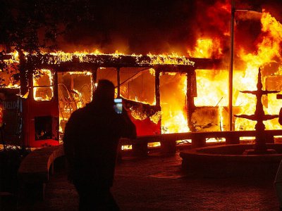 Un bus incendié à Santiago, le 18 octobre 2019 au Chili - CLAUDIO REYES [AFP]