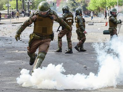 Affrontements entre manifestants et forces de l'ordre à Santiago du Chili, le 19 octobre 2019 - Martin BERNETTI [AFP]