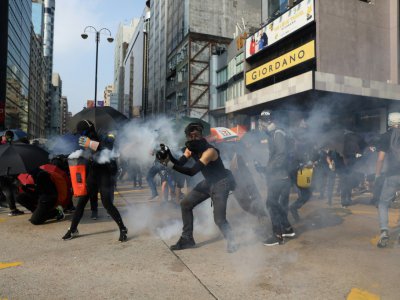 Heurts entre manifestants et forces de police dans le quartier de Tsim Sha Tsui, le 20 octobre 2019 à Hong Kong - Dale DE LA REY [AFP]